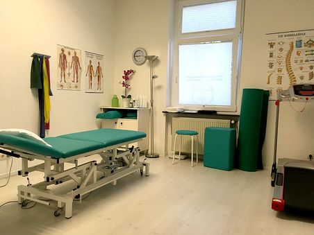 Praxis für Physiotherapie in Karlsruhe, grünes Zimmer mit Liege