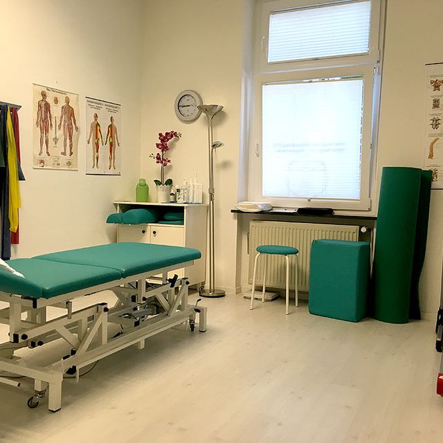 Praxis für Physiotherapie in Karlsruhe, grünes Zimmer mit Liege