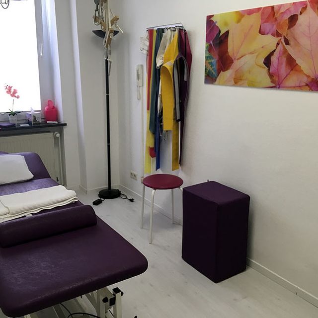 Praxis für Physiotherapie in Karlsruhe, , Lila Zimmer mit Bild