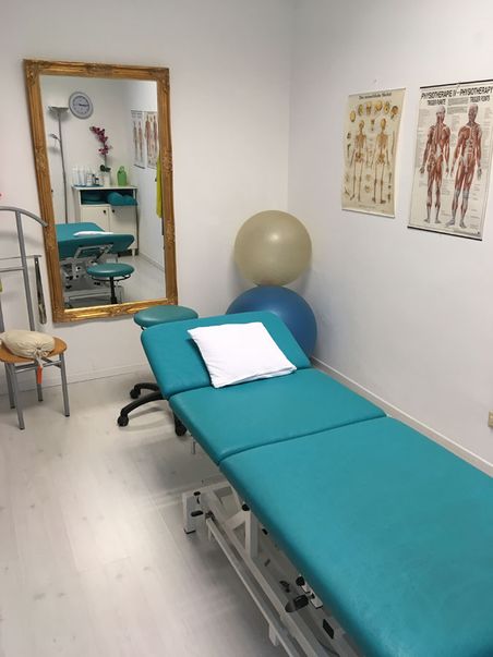 Praxis für Physiotherapie in Karlsruhe, grünes Zimmer mit Spiegel