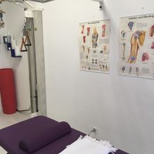Praxis für Physiotherapie in Karlsruhe, Lila Zimmer mit Liege