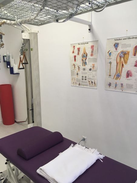 Praxis für Physiotherapie in Karlsruhe, Lila Zimmer mit Liege