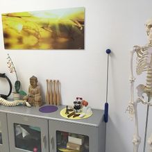 Praxis für Physiotherapie in Karlsruhe, gelbes Zimmer mit gelben Bild und Skelett