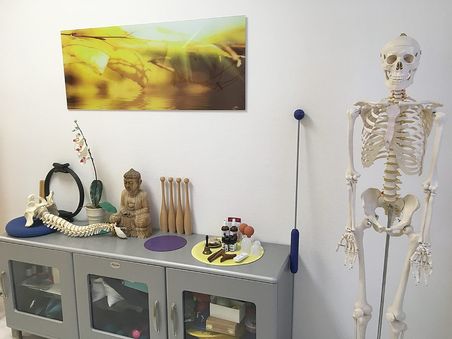 Praxis für Physiotherapie in Karlsruhe, gelbes Zimmer mit gelben Bild und Skelett