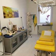 Praxis für Physiotherapie in Karlsruhe, gelbes Zimmer mit Skelett