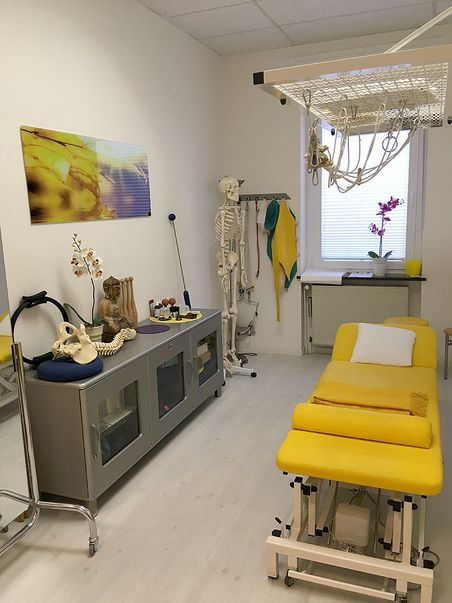 Praxis für Physiotherapie in Karlsruhe, gelbes Zimmer mit Skelett
